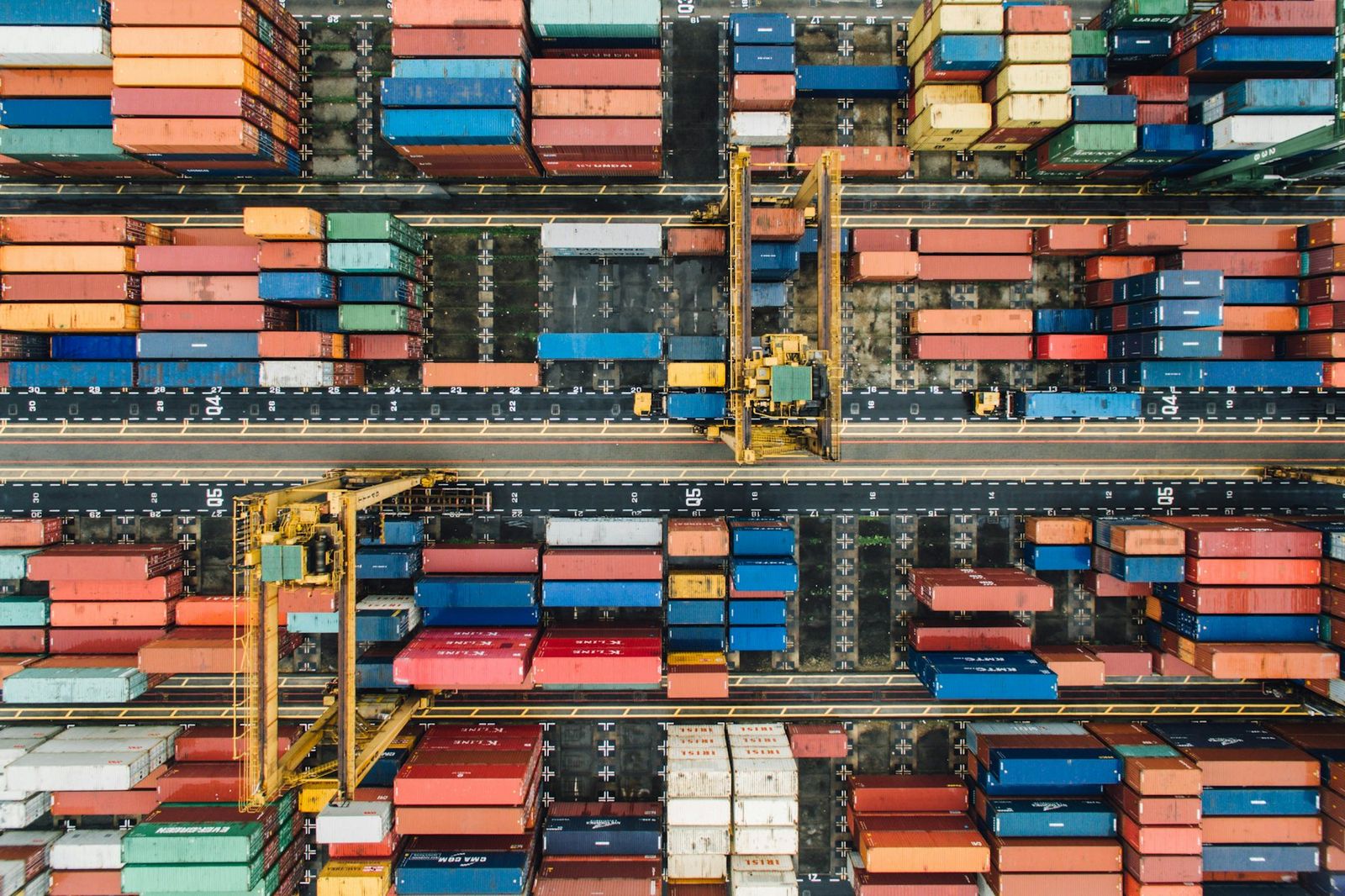 コンテナが並ぶ港の空撮
